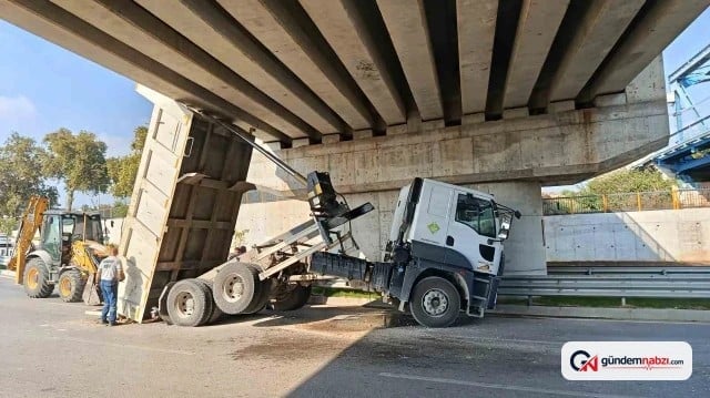 Adana'da ASKİ kamyonunun damperi köprüye takıldı