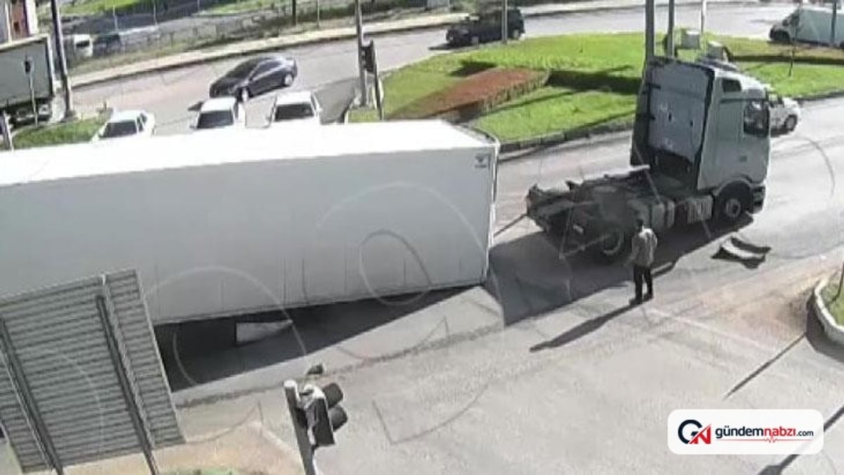 Amasya'da TIR'ın dorsesi yolda koptu
