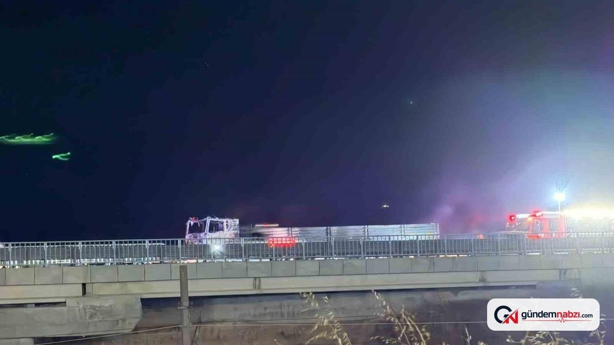 Ankara Polatlı'da seyir halindeki tır yandı