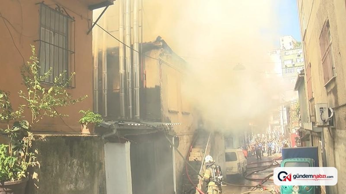İstanbul Beyoğlu'nda 2 katlı iş yerinde yangın çıktı