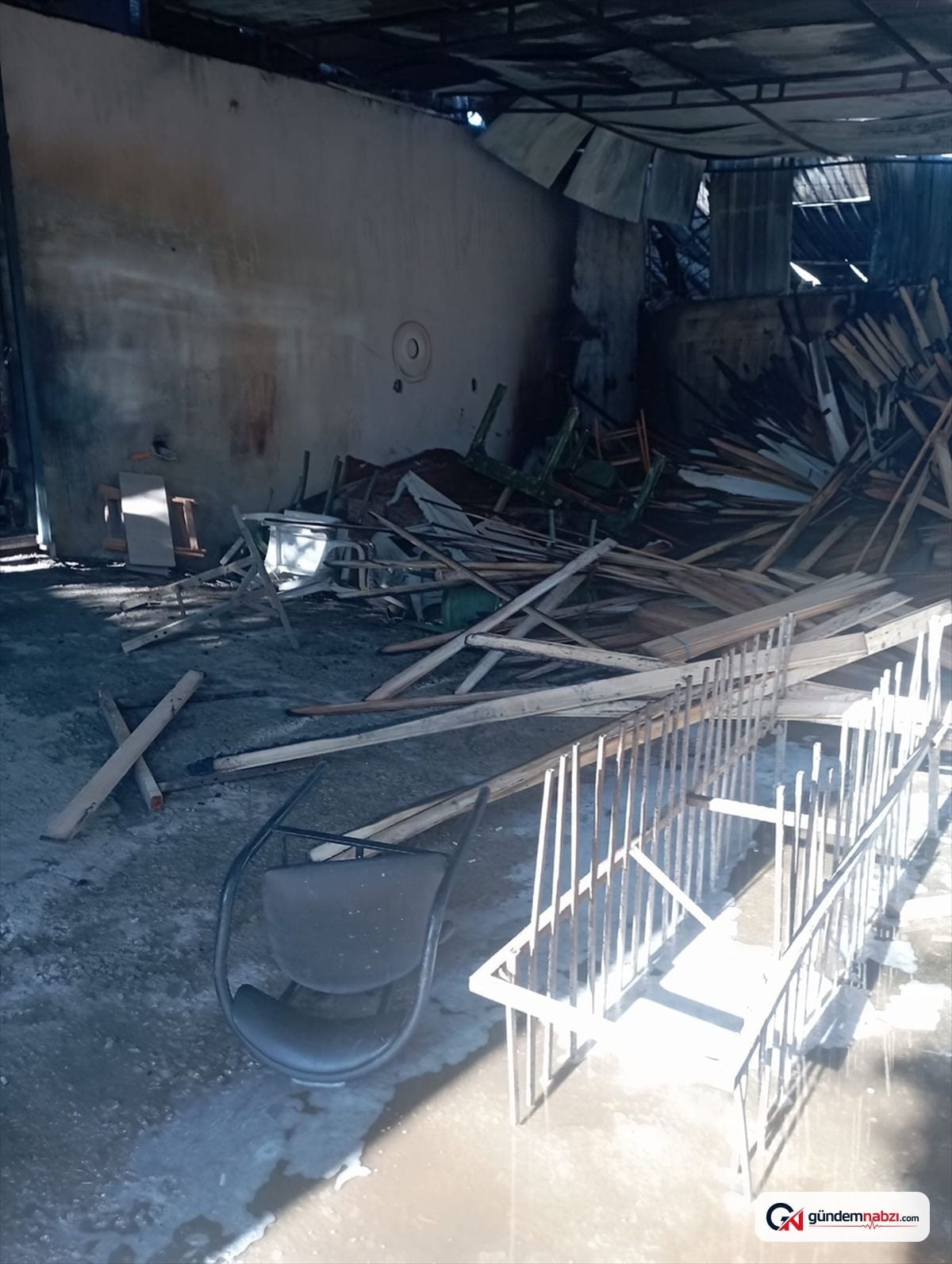 Balıkesir Edremit'te yangın: 5 iş yeri kullanılamaz hale geldi