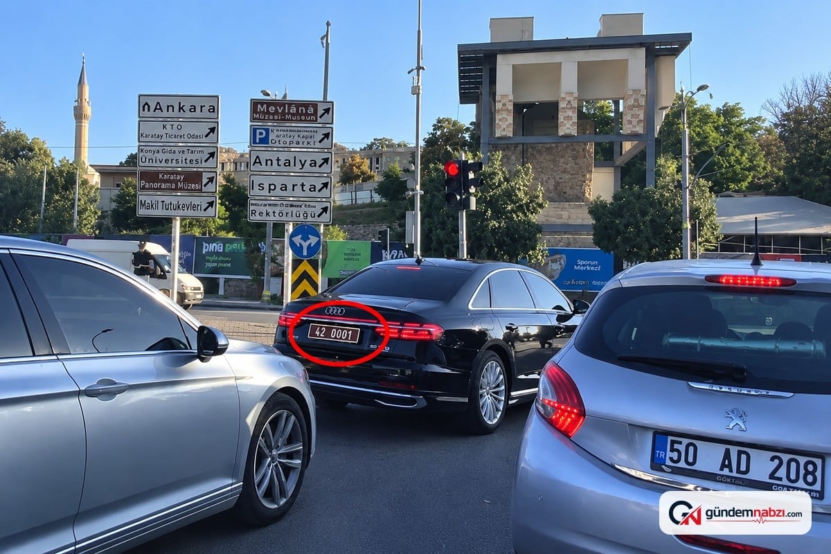 Konya Valisi Akın makam aracıyla kırmızı ışıkta bekledi