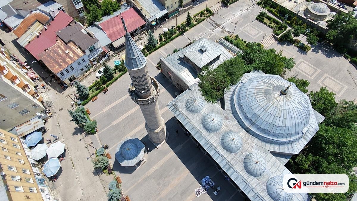 Erzurum'daki Murat Paşa Camii'nin minaresi dikkat çekiyor