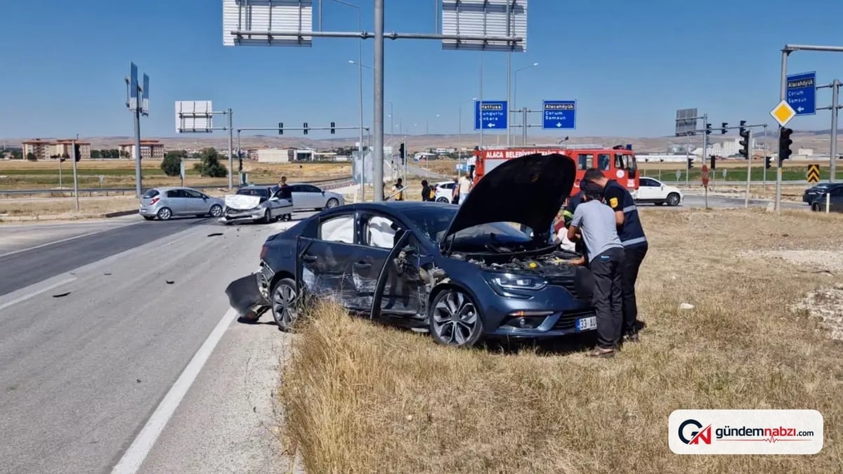 Çorum Alaca'da iki otomobil çarpıştı, 5 kişi yaralandı