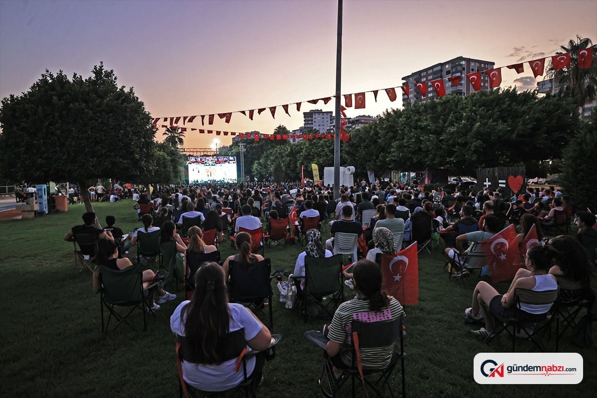 Adana ve Mersin'de vatandaşlar dev ekranda Filenin Sultanları'nı destekledi