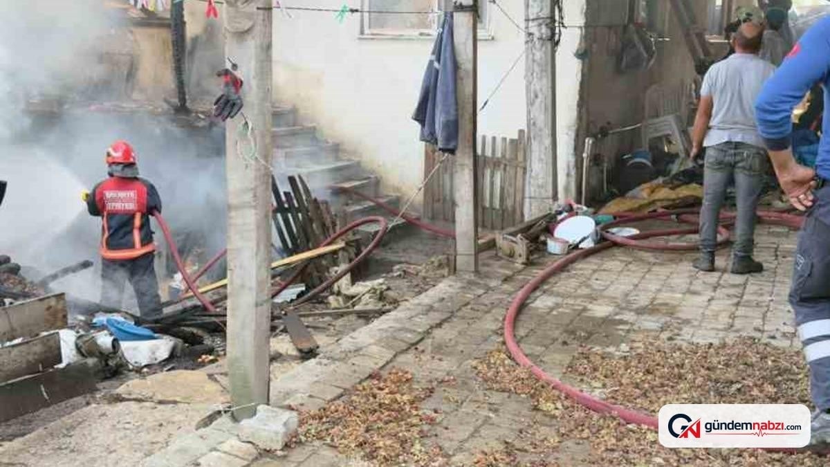 Sakarya'da iki katlı evde yangın çıktı