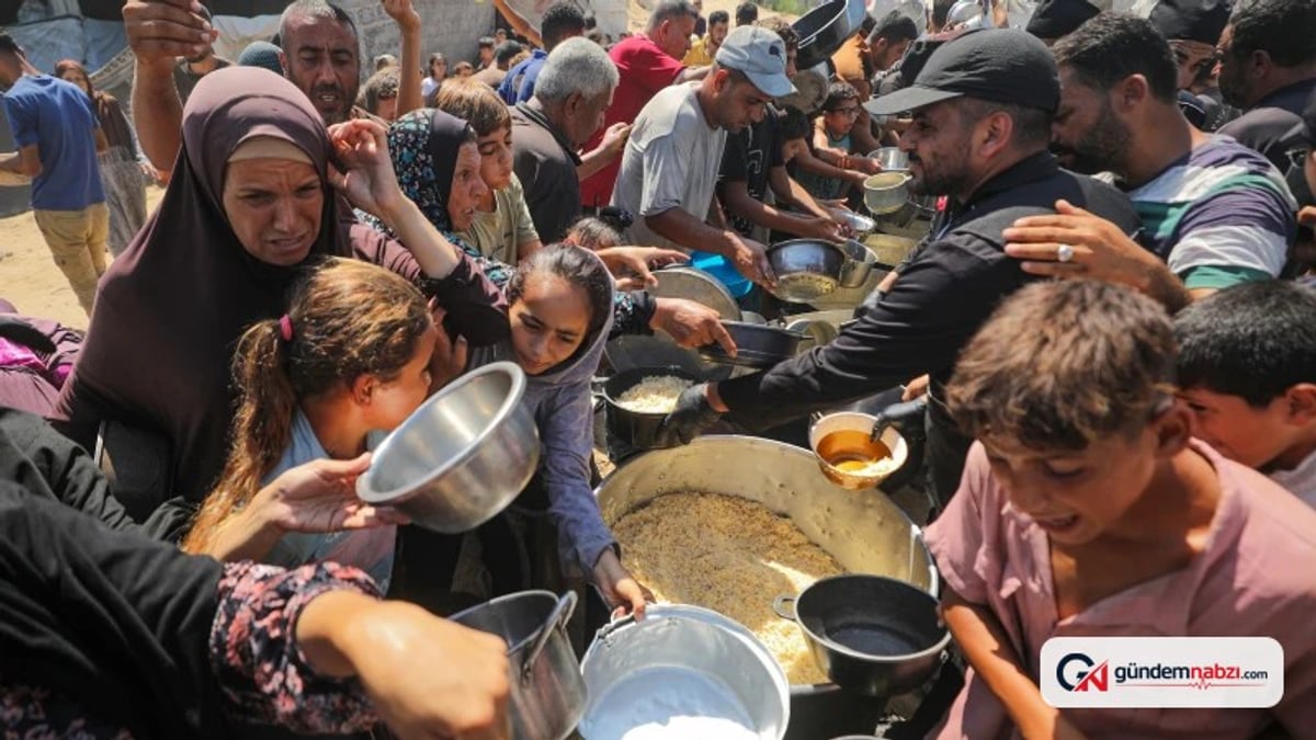 Gazze'de Yerinden edilen Filistinlilere sıcak yemek dağıtıldı