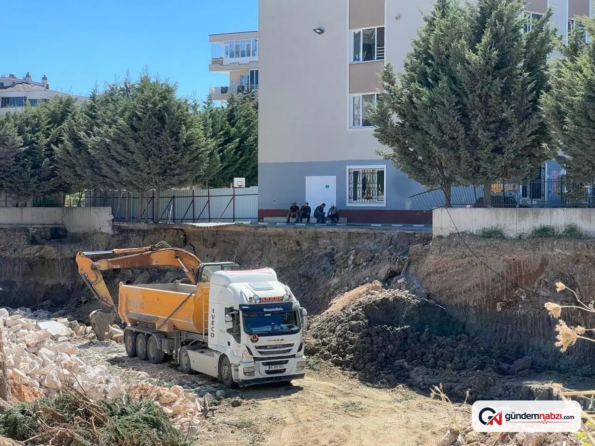 Bursa'da inşaat kazısı okul bahçesinin çökmesine neden oldu