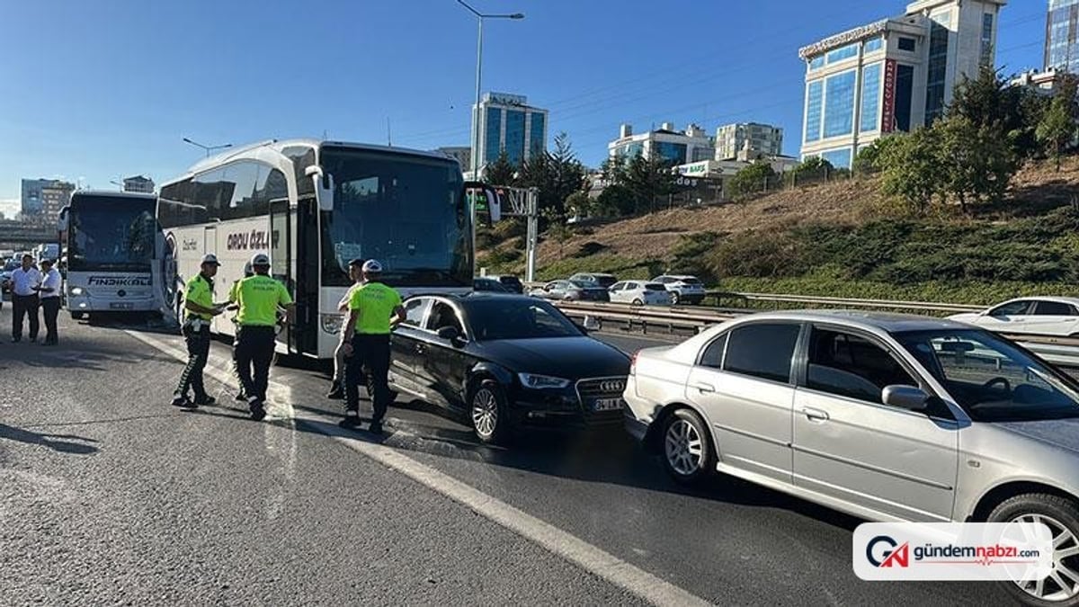 Ümraniye TEM Otoyolu'nda 4 aracın karıştığı zincirleme kaza meydana geldi
