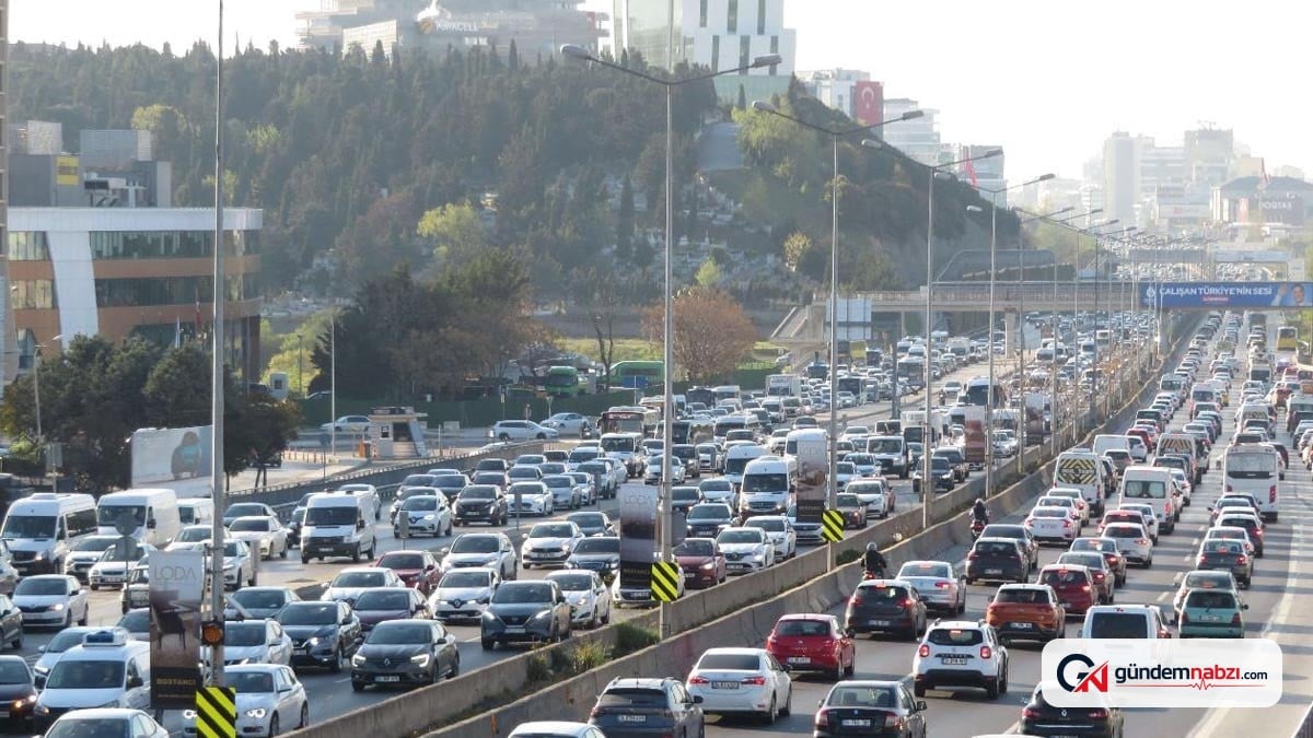 İstanbul'da köprü ve D-100'de trafik yoğunlaştı