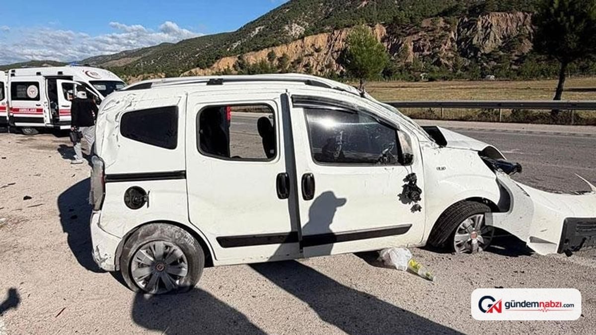 Tokat'ta refüje çarpan hafif ticari araç takla attı; 4 yaralı