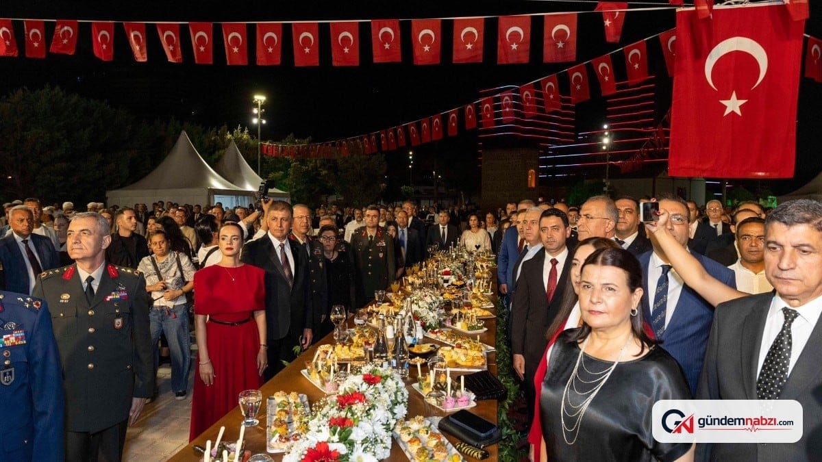İzmir'deki 9 Eylül resepsiyonunda alkol servisi yapıldı