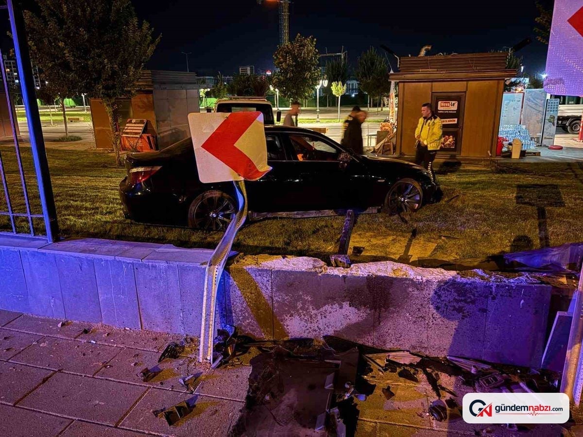 Kayseri'de otomobil kaldırımdan sekti, 1 metrelik duvarı aştı