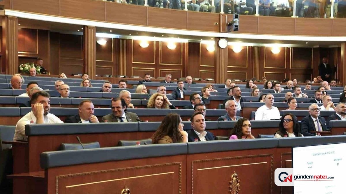 Kosova Meclisi'nde Albulena Haxhiu yeniden başkan seçildi