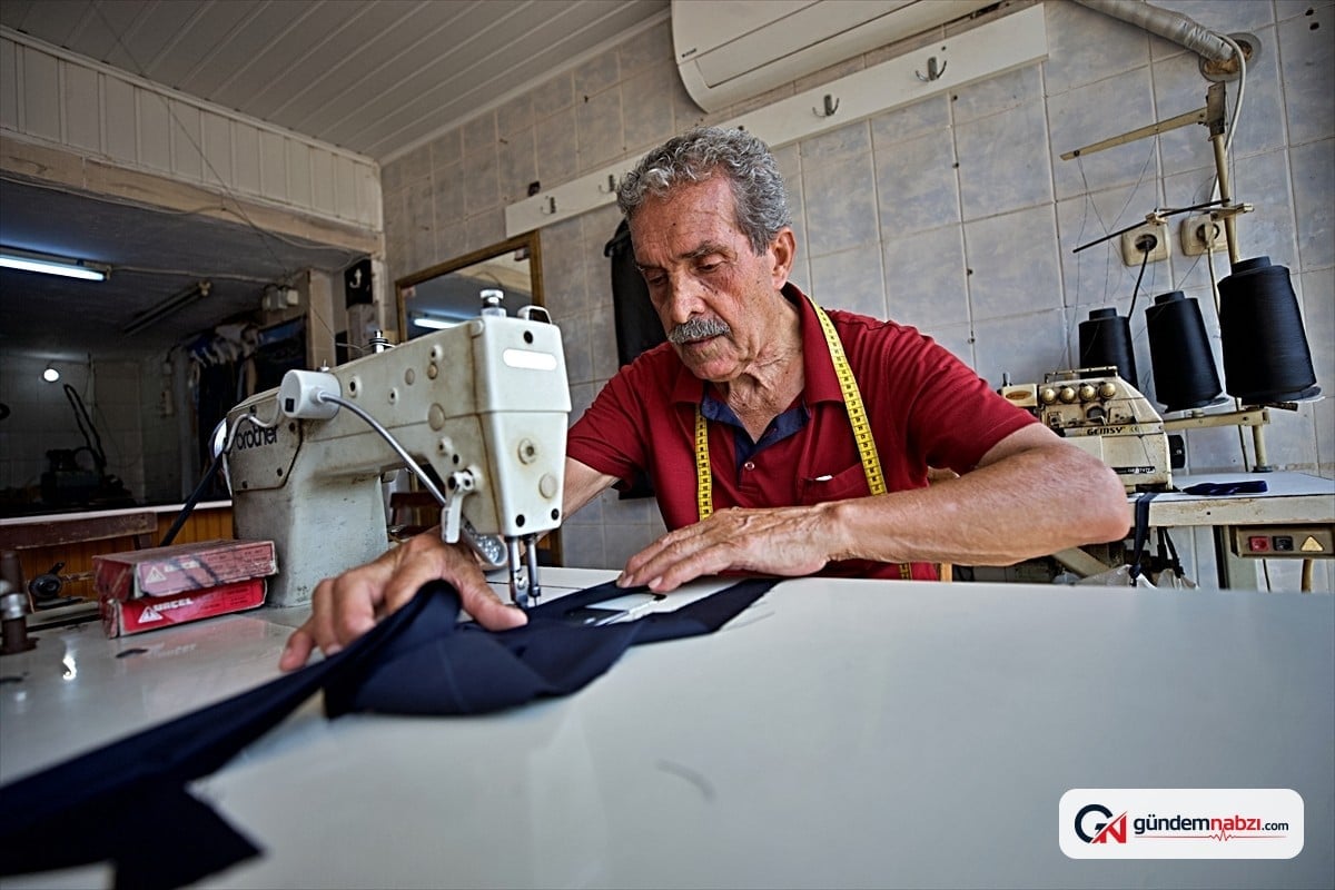 80 yaşındaki terzi 67 yıldır mesleğini sürdürüyor