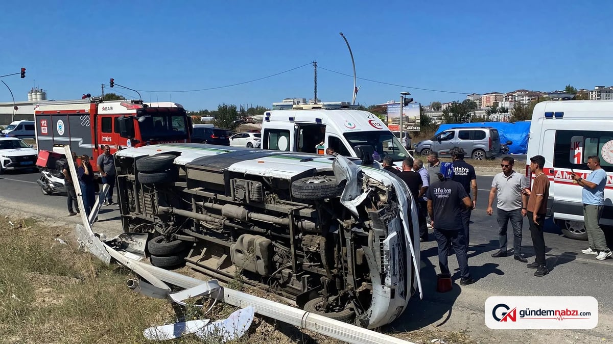 Yolcu minibüsü direğe çarptı: 1 bebek, 2 çocuk yaralı