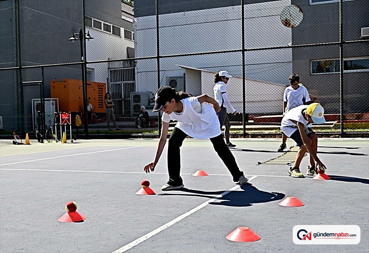 Muratpaşa Belediyesi çocuklara ücretsiz tenis eğitimi veriyor