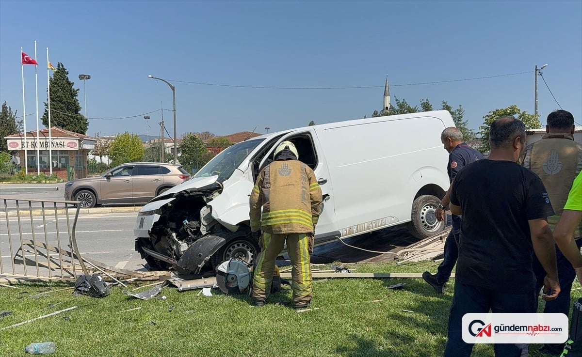 Tuzla'da tır, hafif ticari aracı sıkıştırdı: 1 yaralı
