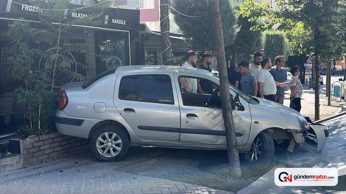 Virajda kontrolden çıkan otomobil iş yerine daldı