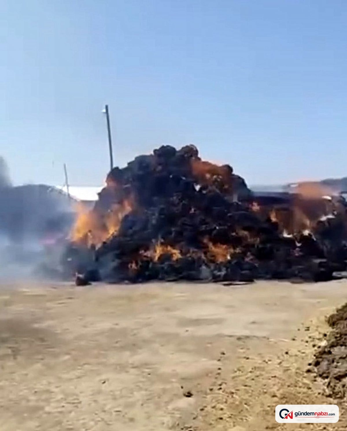 Iğdır'da ot balyaları yandı