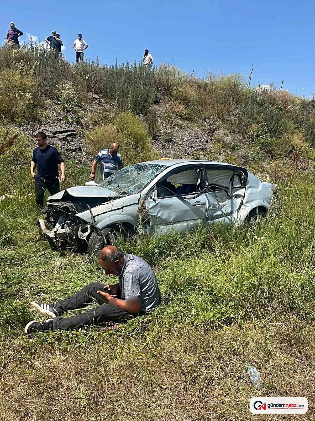 Kars'ta otomobil şarampole devrildi: 2 yaralı