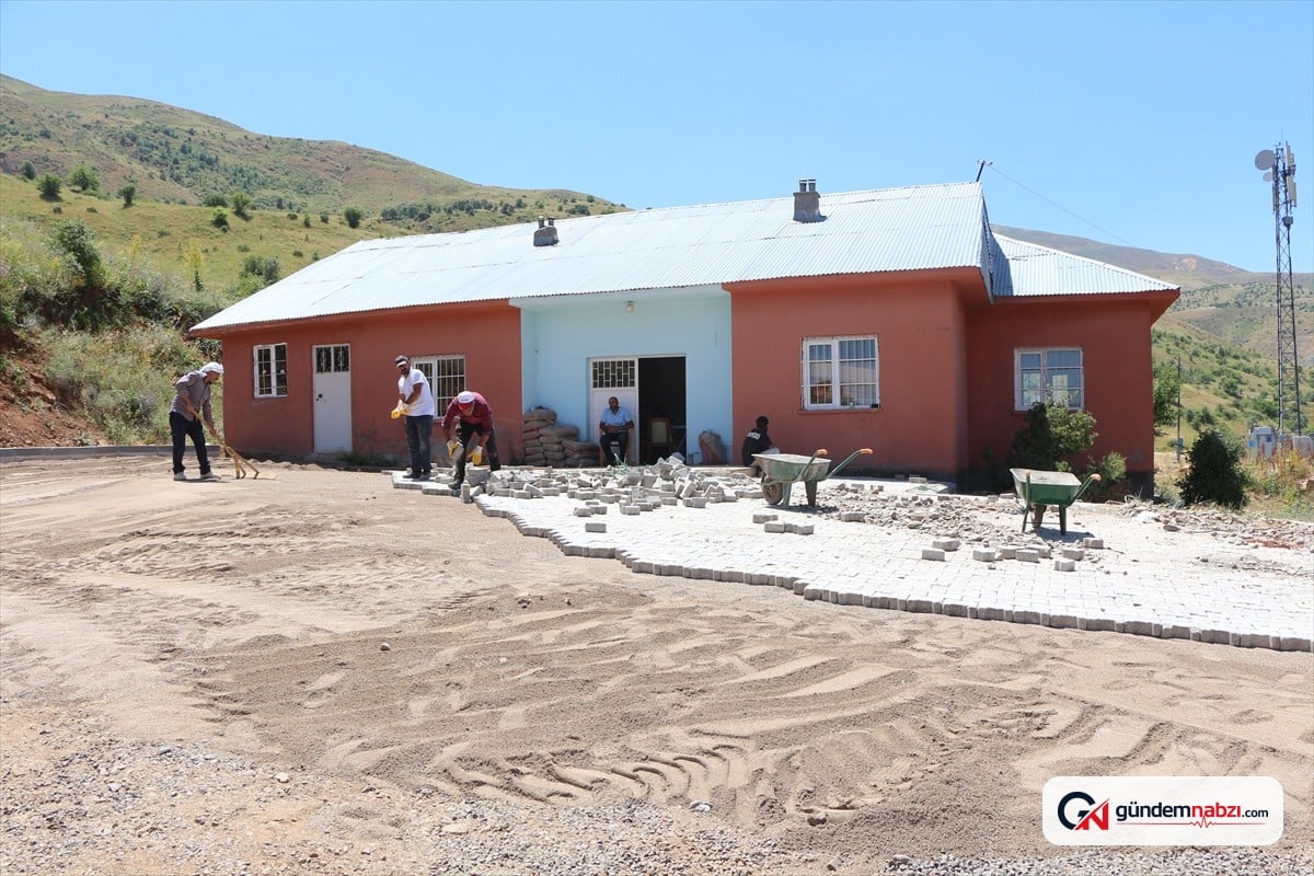 Bingöl Karlıova'da kilitli parke taşı çalışmaları başladı