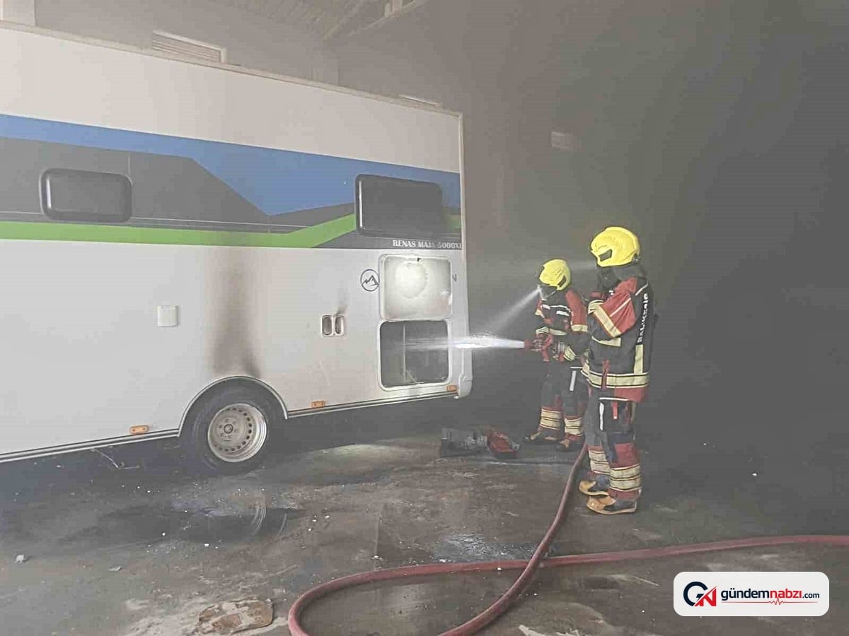 Balıkesir'de karavan kamyonet alev alev yandı