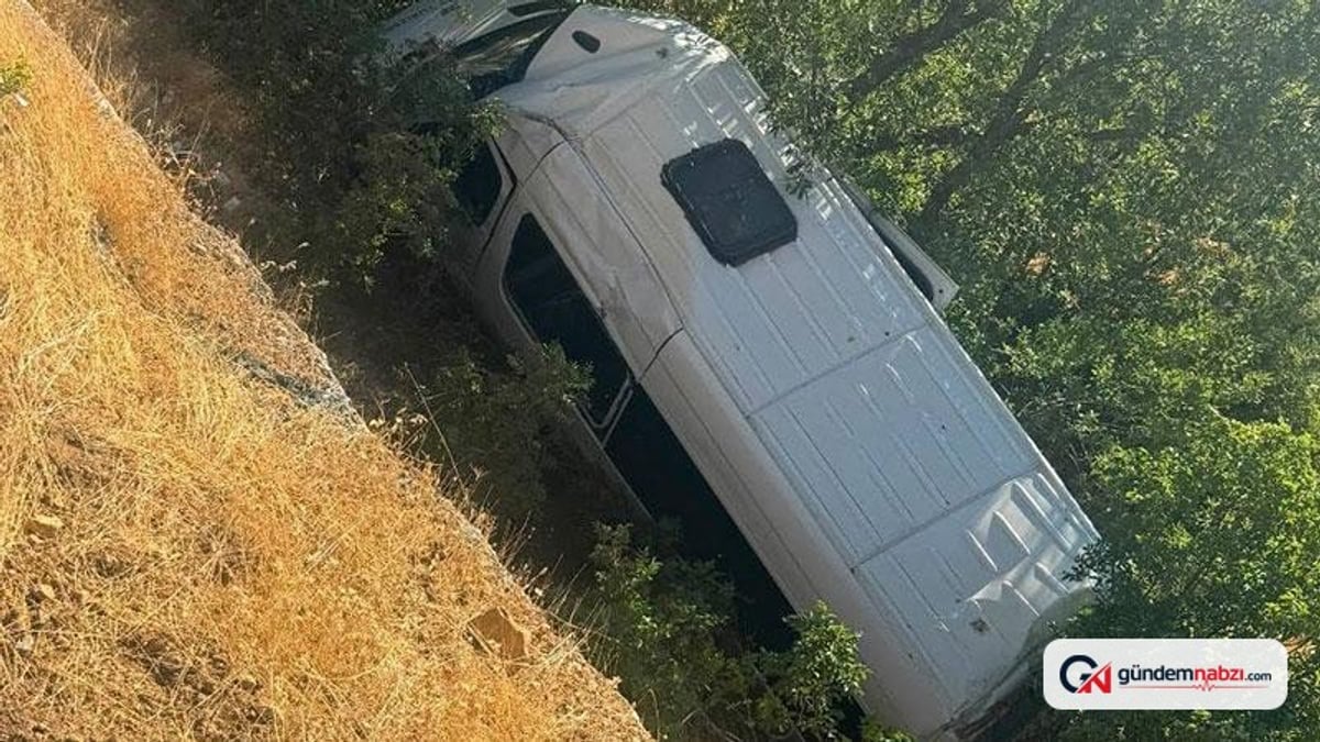 Adıyaman Kahta'da turistleri taşıyan minibüs devrildi: 13 yaralı