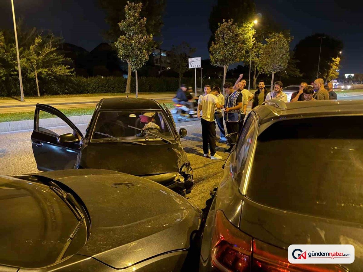 Maltepe'de ters yöne giren otomobil park halindeki iki araca çarptı