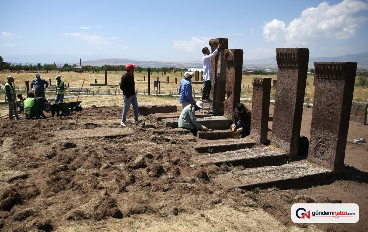 Bitlis Ahlat'ta Selçuklu mezarlığında 16 yeni mezar bulundu