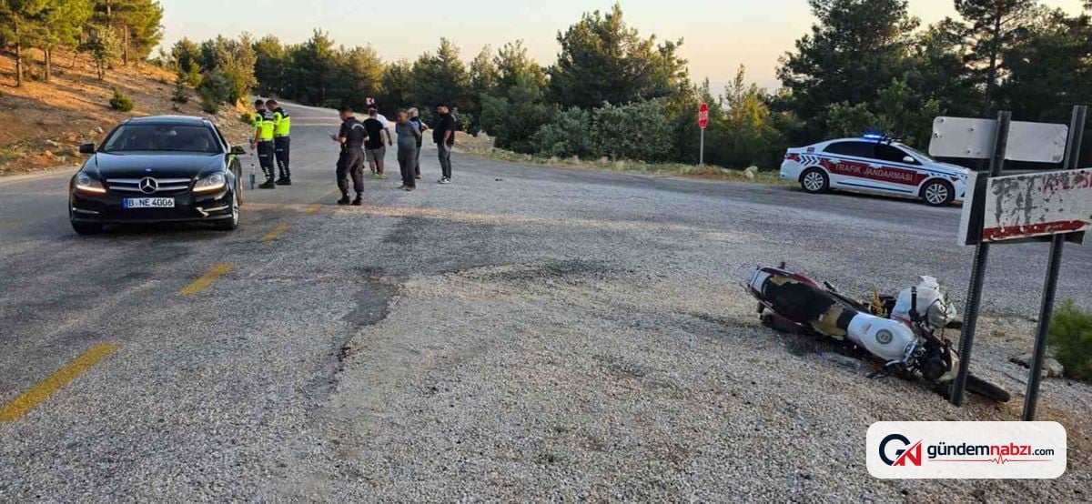 Mersin'de motosiklet otomobile çarptı: 2 yaralı