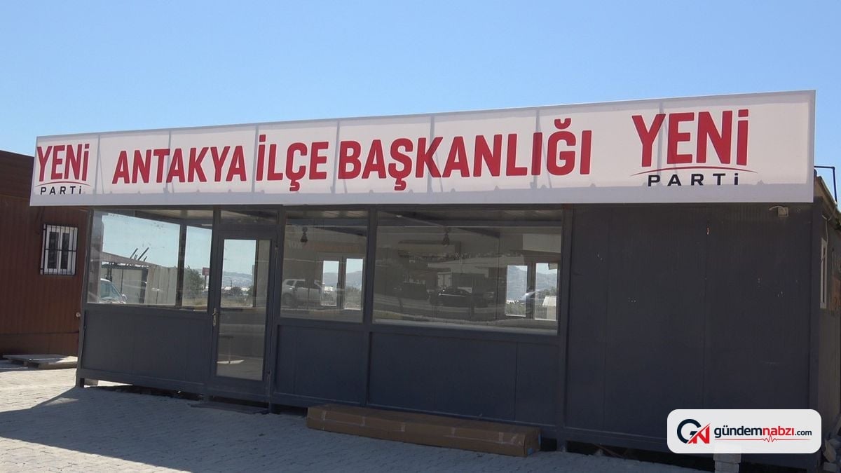 Yeni Parti’nin ilk tabelası Antakya'da asıldı