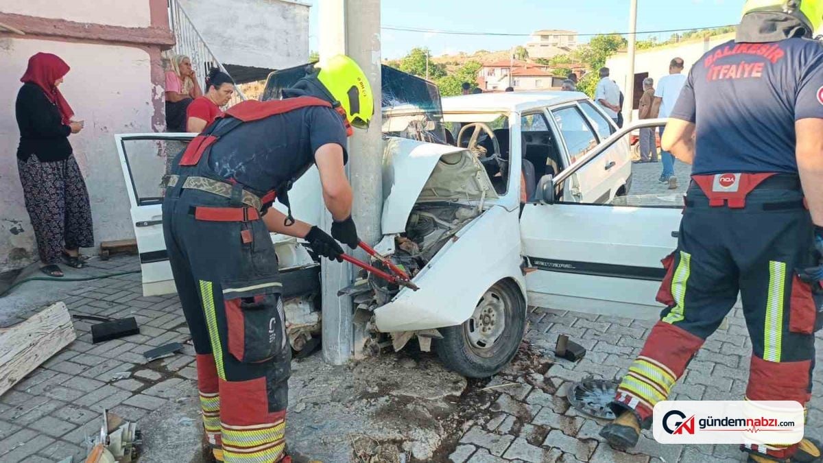 Balıkesir'de elektrik direğine çarpan araçta iki kişi yaralandı