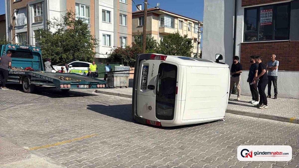 Eskişehir'de iki hafif ticari araç çarpıştı, 3 yaralı