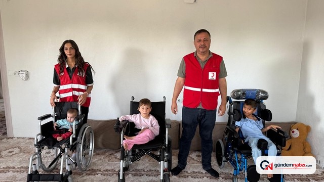 Şırnak'ta cam kemik hastası 3 kardeşe tekerlekli sandalye verildi