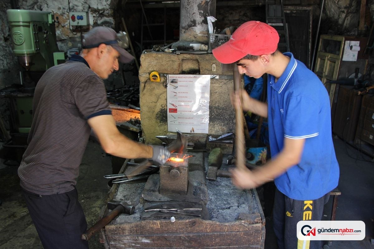 Mardin Ömerli'de 300 yıllık demircilik 8. kuşağa geçiyor