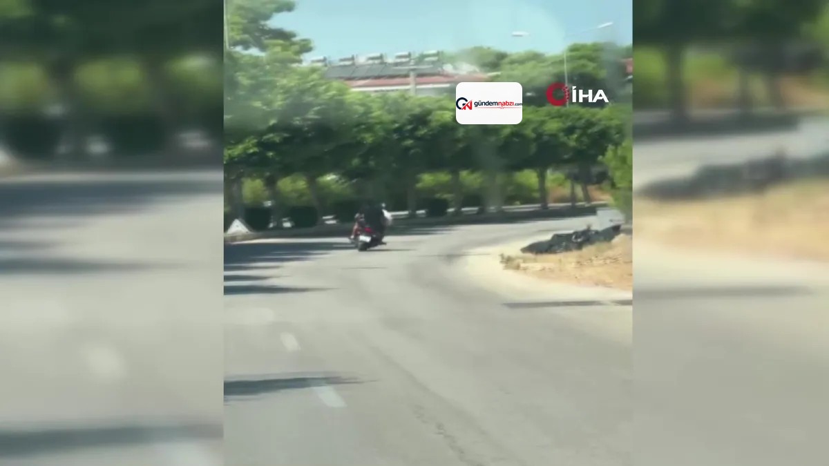 Motosiklet devrildi, gençler hızla uzaklaştı