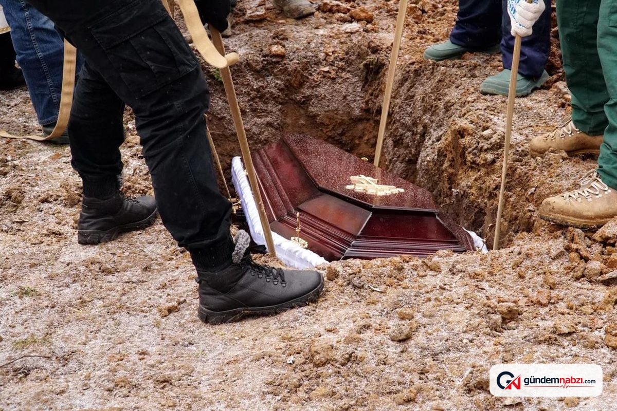 Hapse girmemek için kendi cenazesini düzenledi