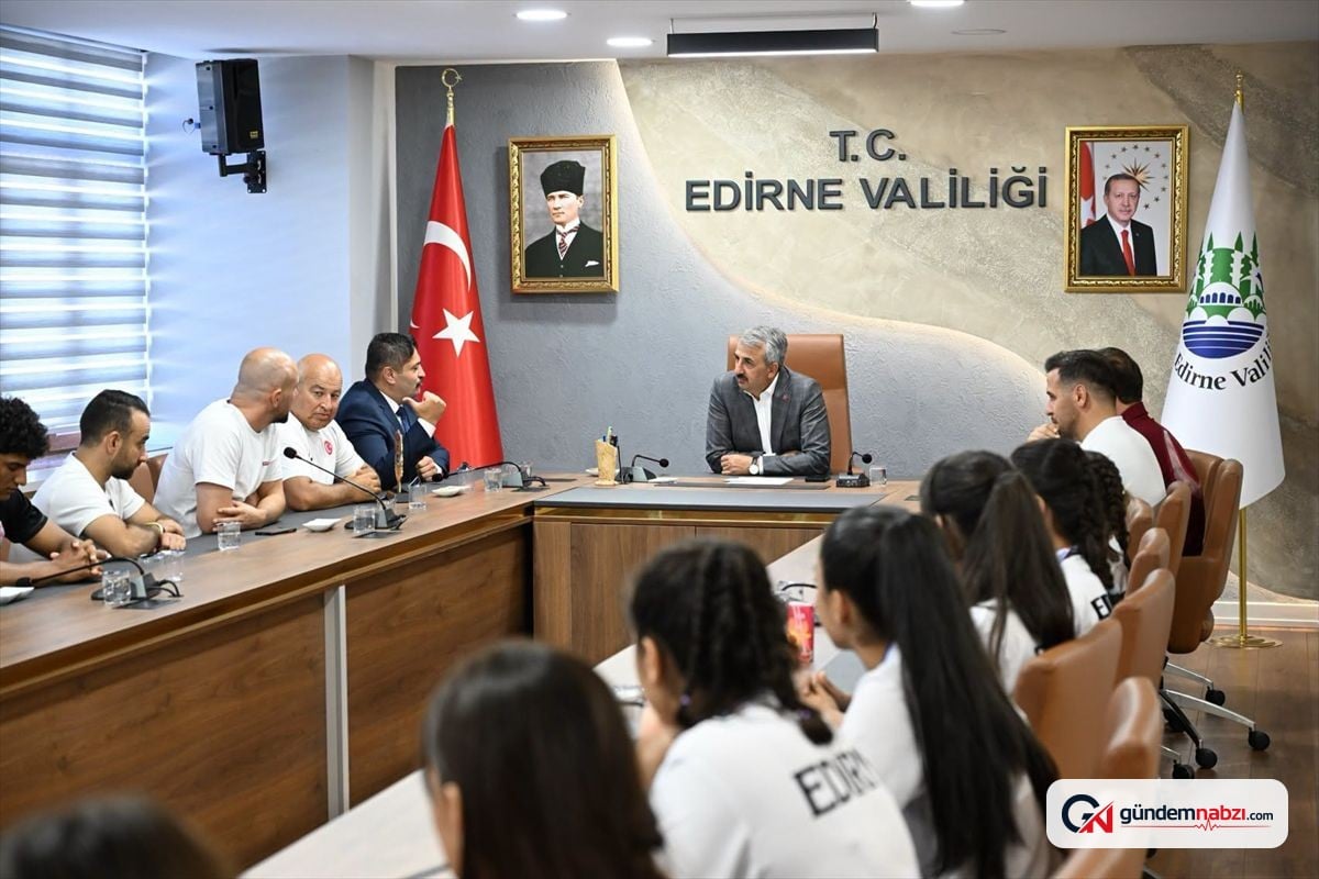 Edirneli güreşçiler Vali Sezer'i ziyaret etti