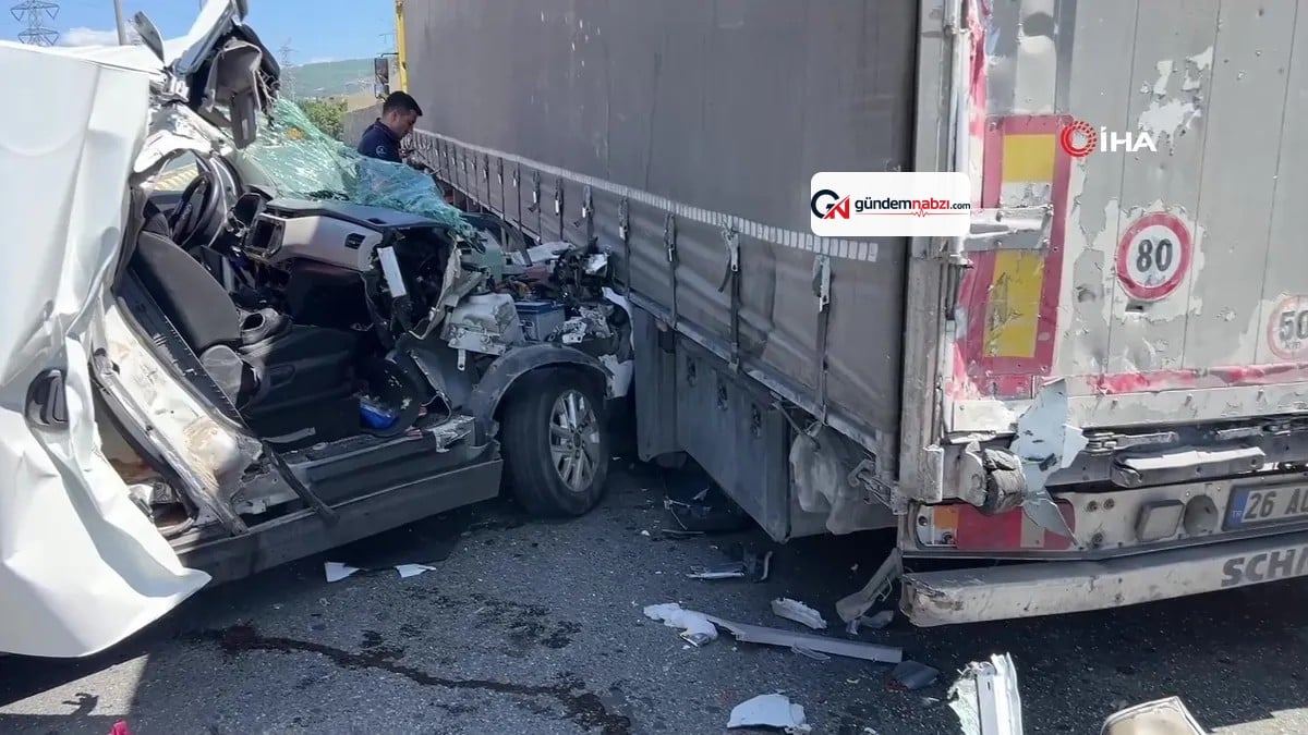 Sancaktepe'de tıra çarpan hafif ticari araç hurdaya döndü