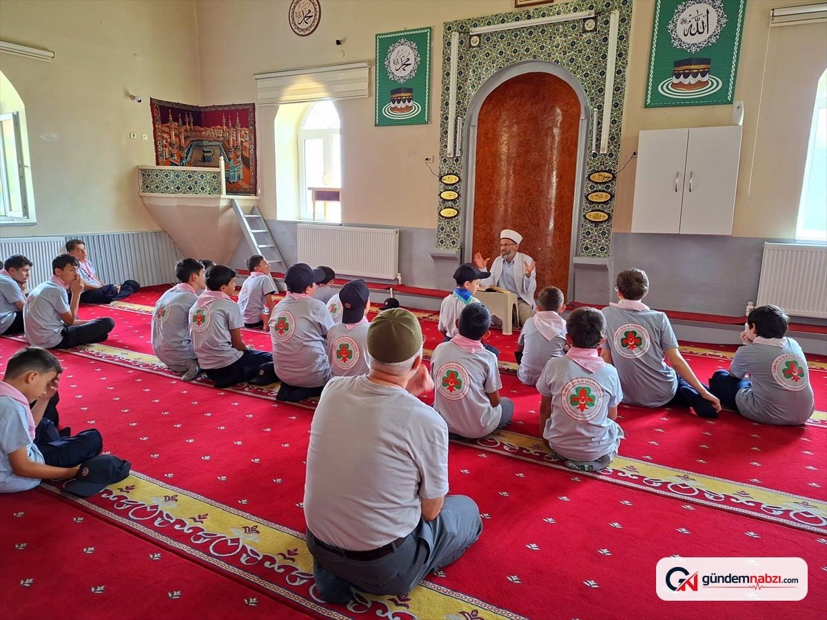 Balıkesir'de İzcilik kampına katılan öğrenciler doğayla buluşuyor