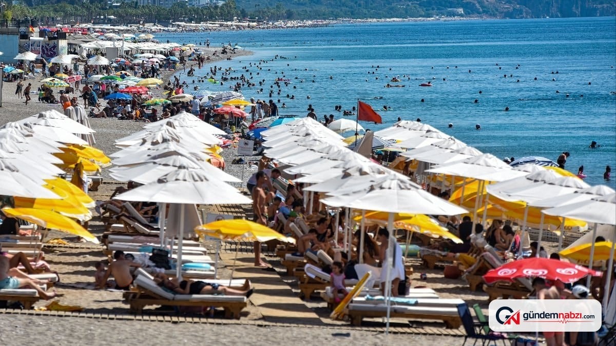 Antalya'da sıcak hava nedeniyle sahiller dolup taşıyor