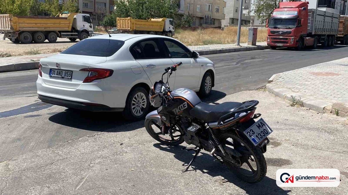 Elazığ'da otomobile çarpan motosikletin sürücüsü yaralandı
