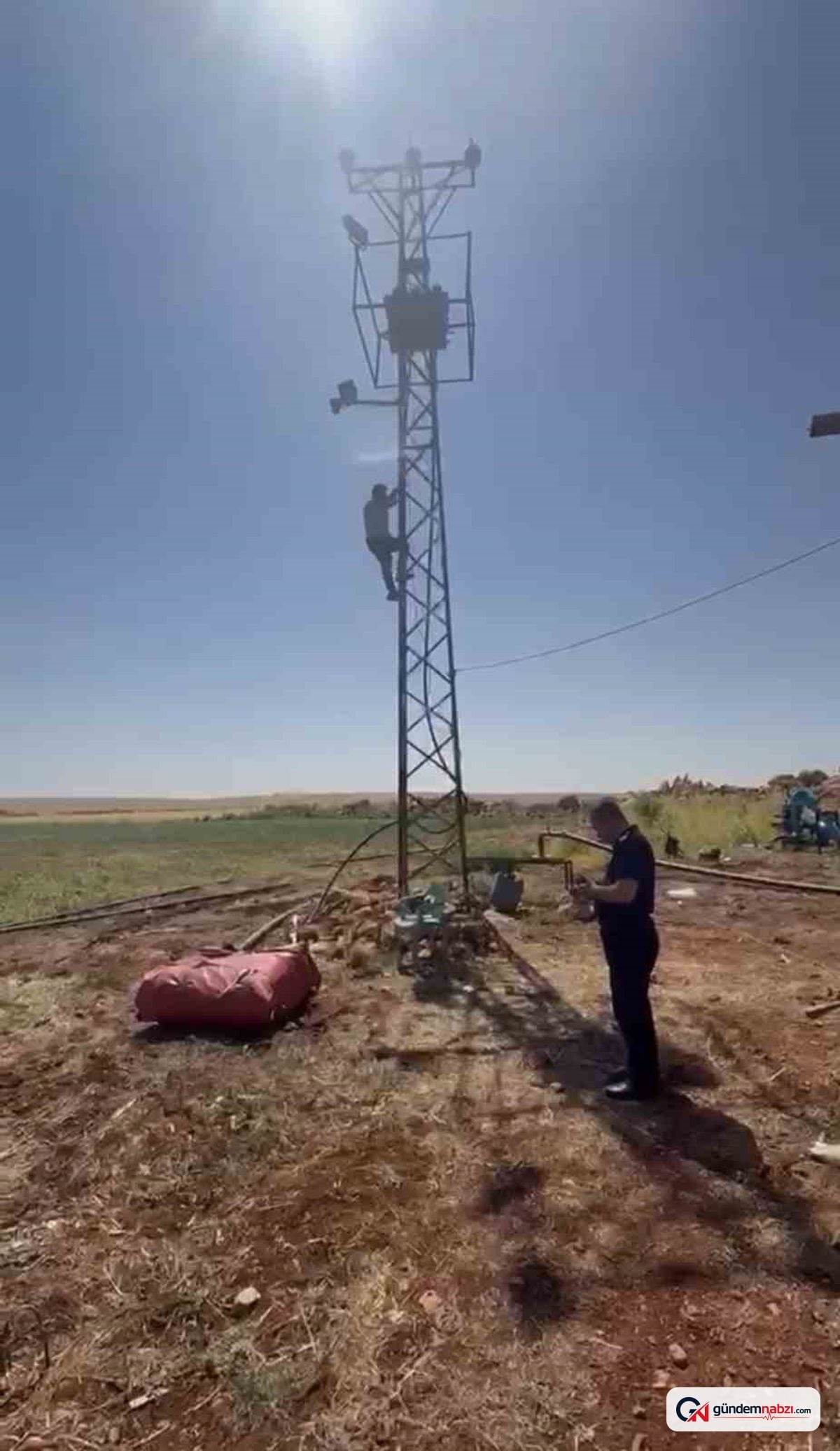 Şanlıurfa'da kaçak trafo gerginliği: Direğe çıktı