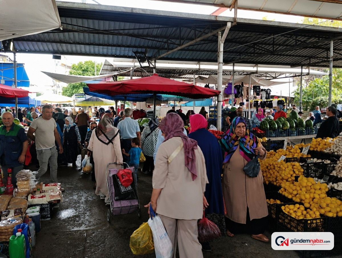 Samsun'da halk pazarında yaz meyve ve sebzeleri tezgahlarda