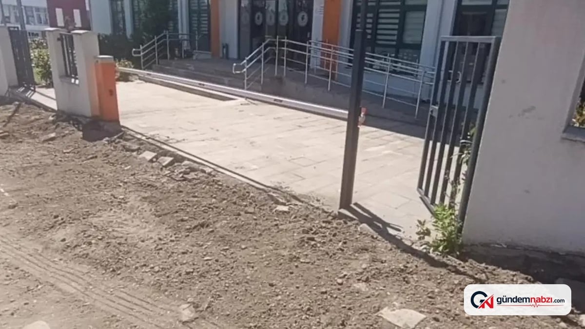 Sakarya'da Tapu personeliyle tartışan belediye başkanı binanın önünü kazdırdı