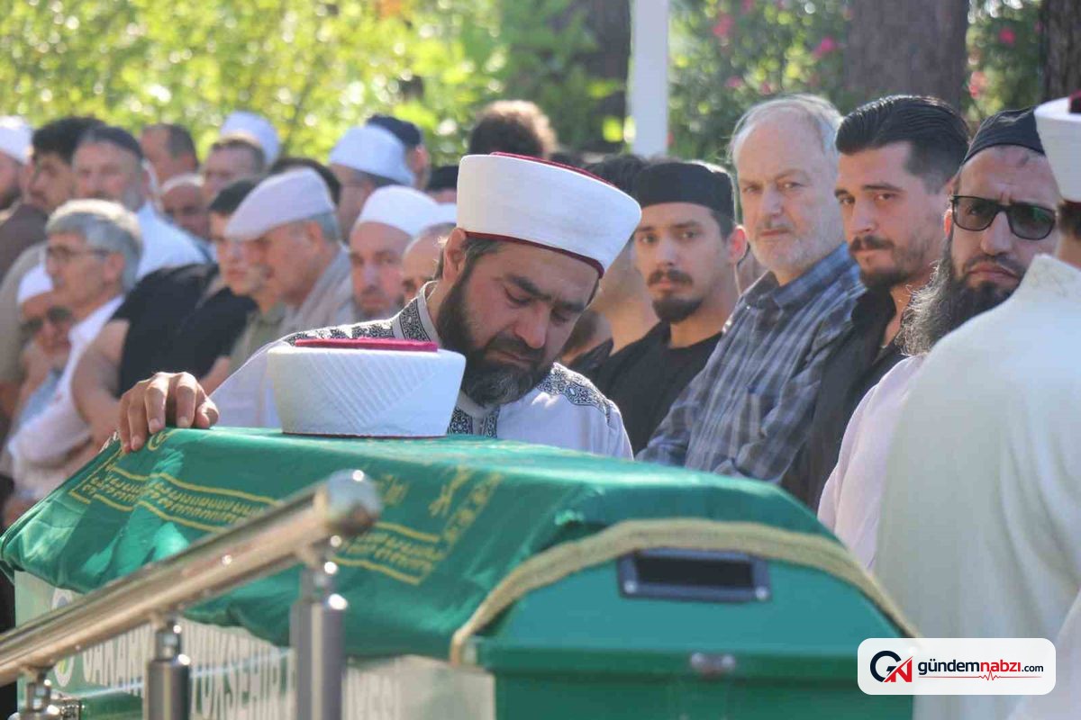 Sakarya'daki Kazada ölen hafızın cenazesini babası kıldırdı