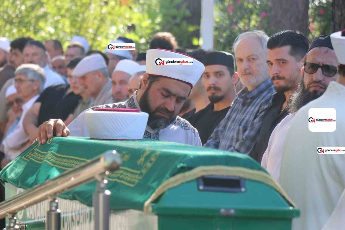 Sakarya'daki Kazada ölen hafızın cenazesini babası kıldırdı