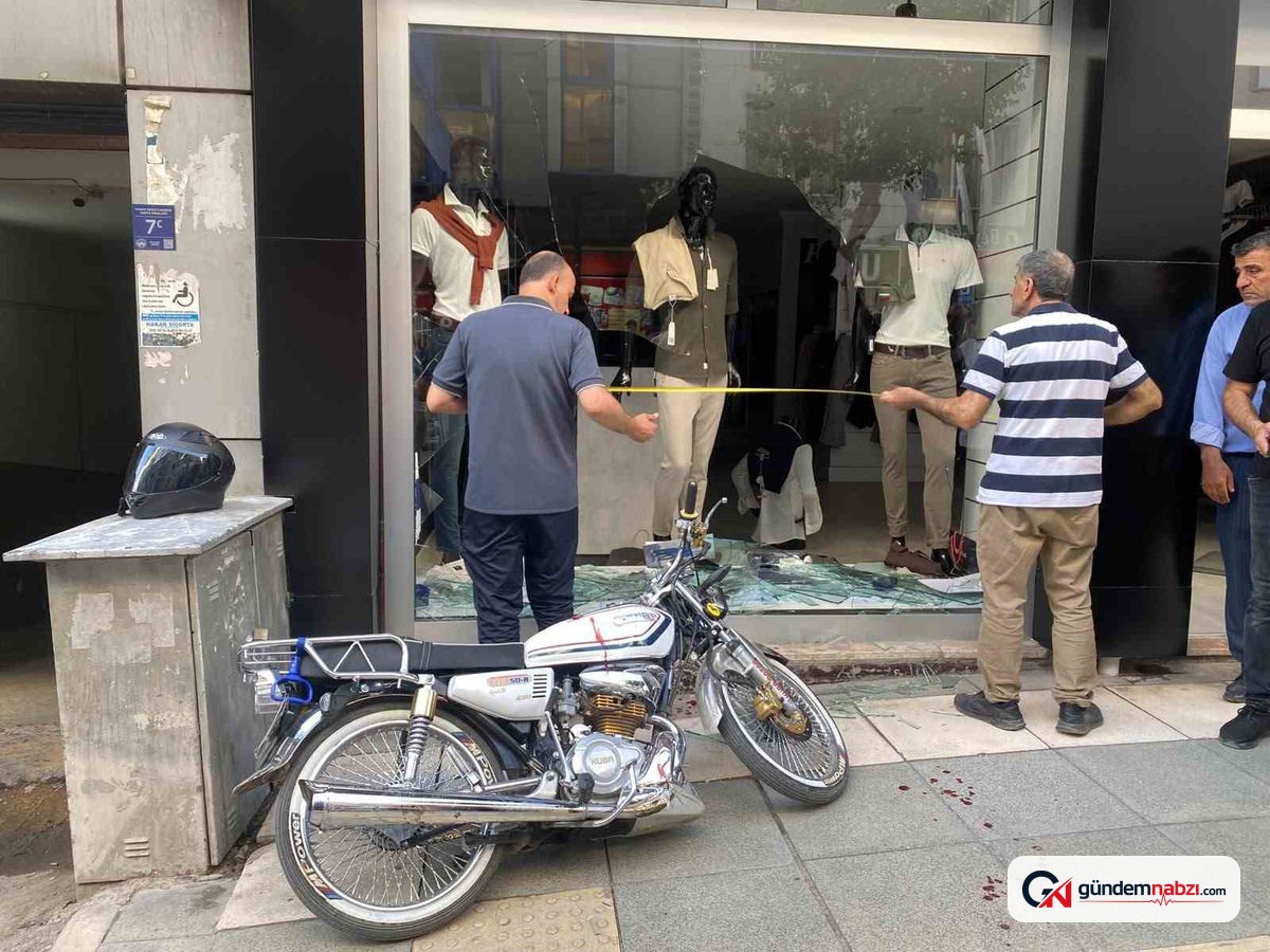 Elazığ'da otomobille çarpışan motosiklet mağazaya girdi: 1 yaralı