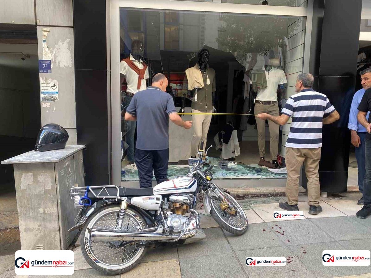 Elazığ'da otomobille çarpışan motosiklet mağazaya girdi: 1 yaralı